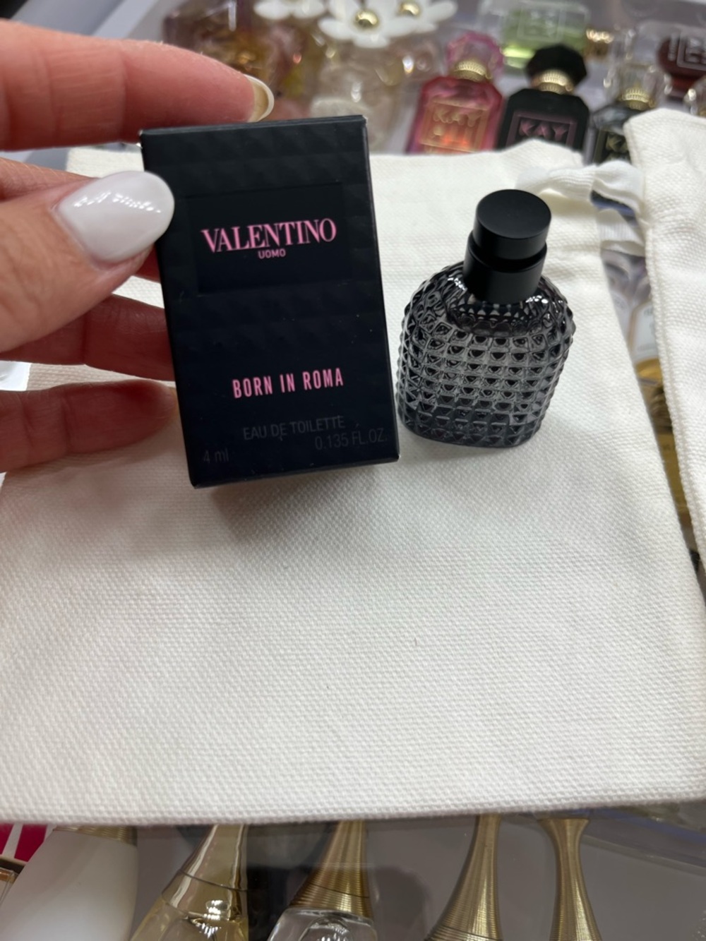Valentino Born in Roma Mini EDT Black with Pink Accents - Picture 2 of 2